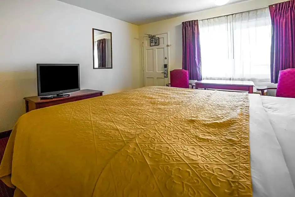 Standard room with courtyard view
