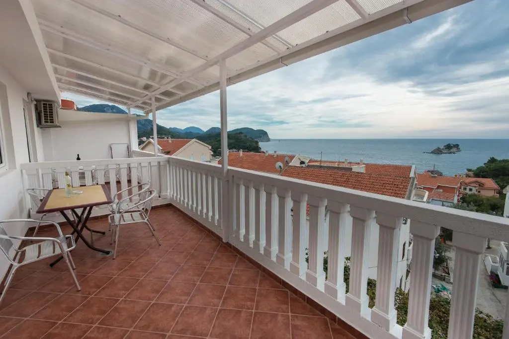 1 Bedroom Apartment with balcony and with sea view