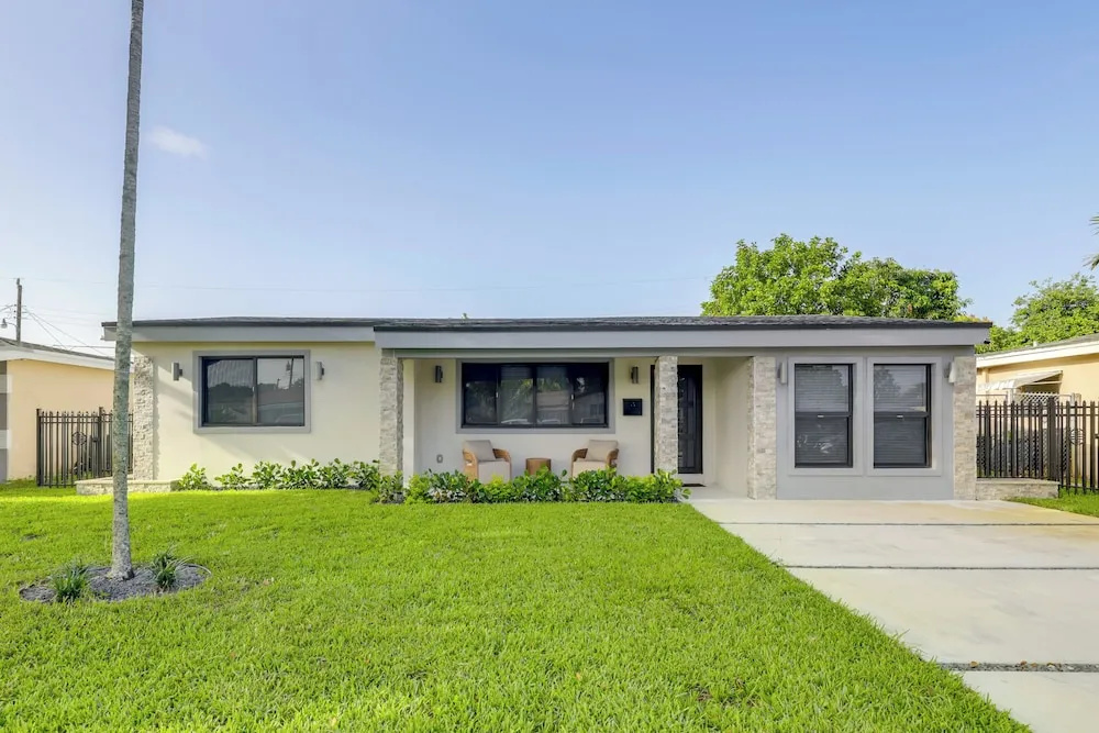 Private Yard! Getaway 3 Mi to Hard Rock Stadium