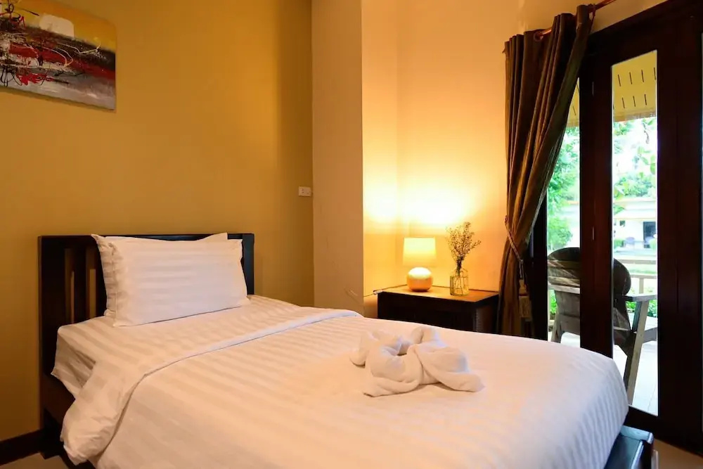 Deluxe Double Bungalow with balcony (twin beds)