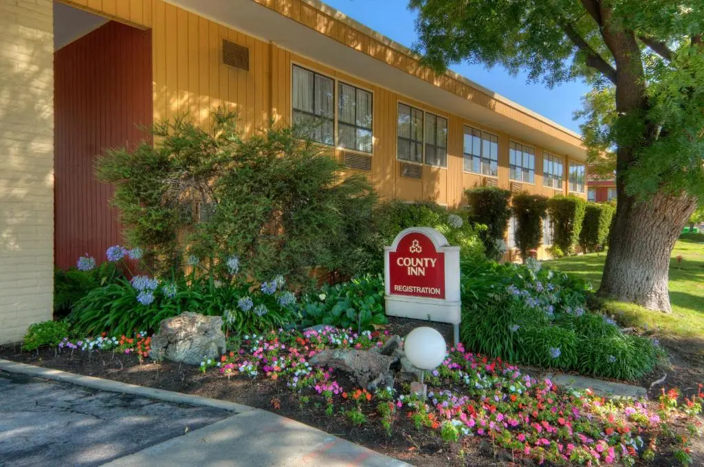 Days Inn & Suites by Wyndham Mountain View