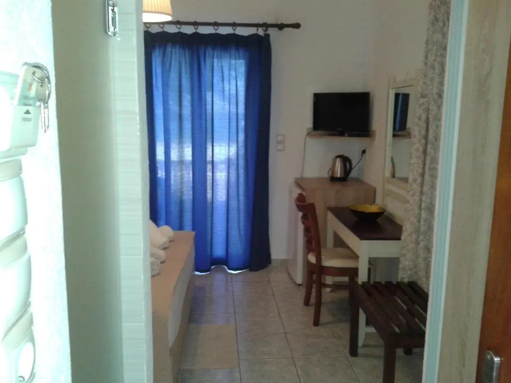 Standard Triple room with garden view