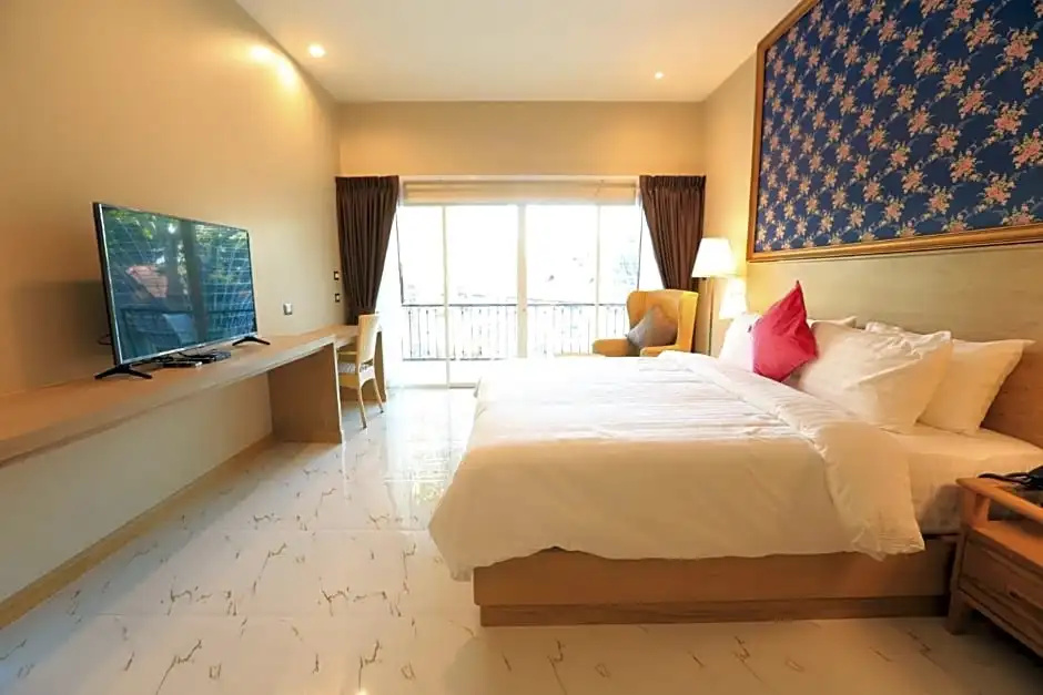Deluxe Double room with garden view (full double bed)