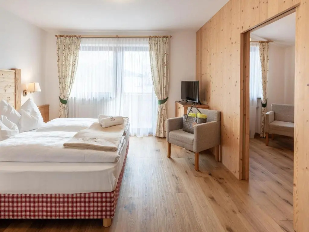 一臥室四家庭套房，附陽台和山景，配雙人床