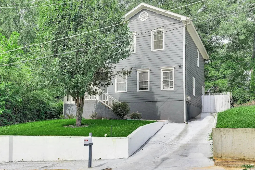 Walk to Mercedes-benz! Centrally Located ATL Base