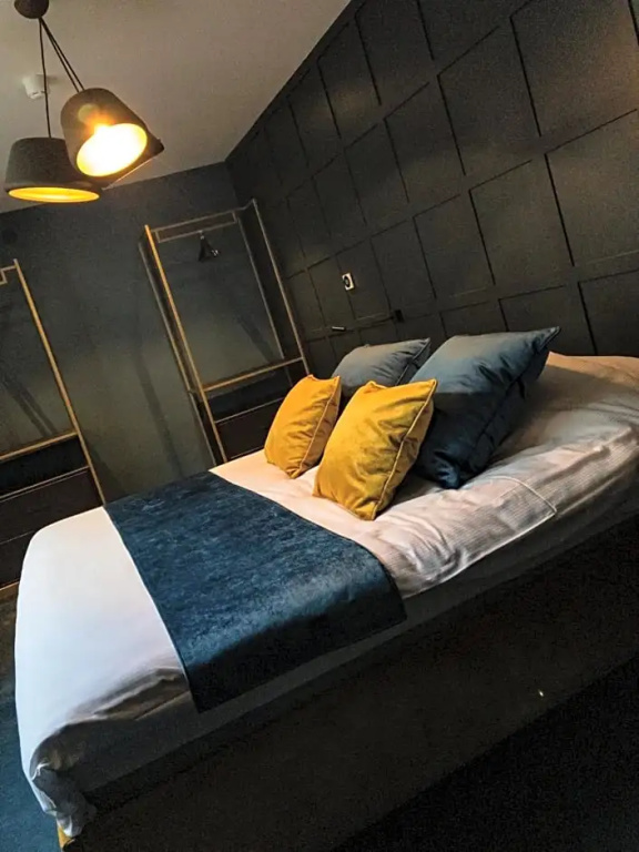 Double Suite (full double bed)