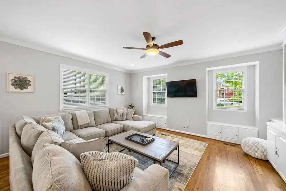 Beautiful and Quiet Newly Renovated 4 Bedroom Retreat - фото 3