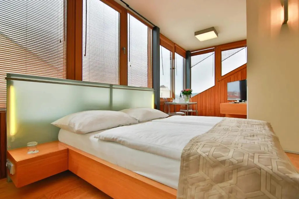 Deluxe Double room (full double bed)
