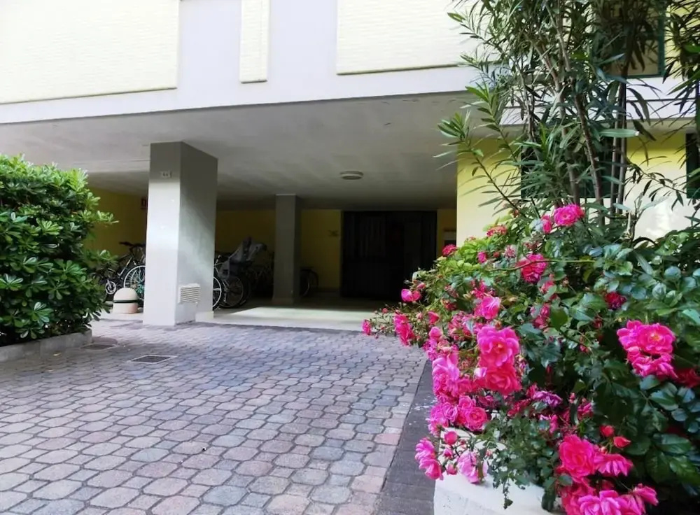 Inviting Apartment With Lateral sea View