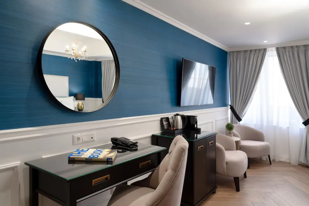 Superior Double Suite with city view (full double bed)