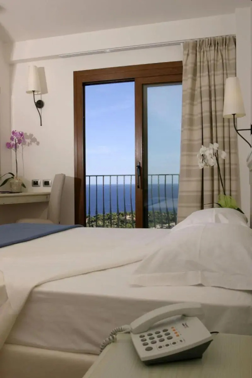 Standard Double room with balcony and with sea view (twin beds)