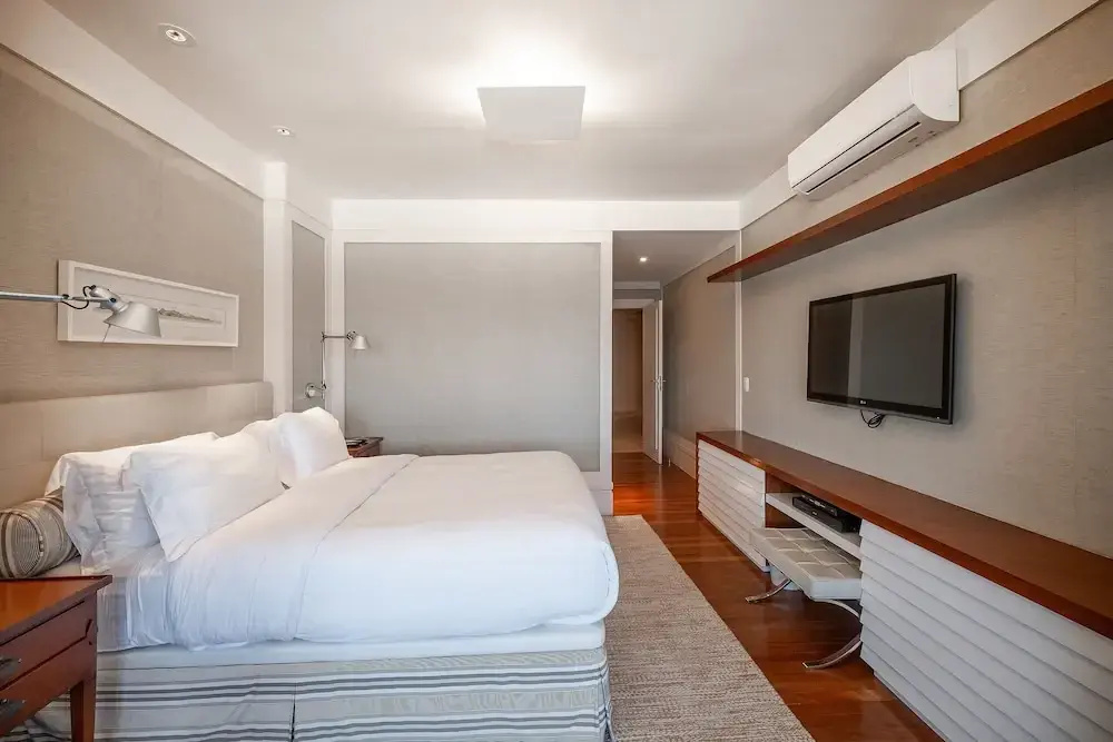 Copacabana – Av. Atlântica | 3 suítes, Vista Mar, 1 min praia de Copacabana - por Casapē Rio