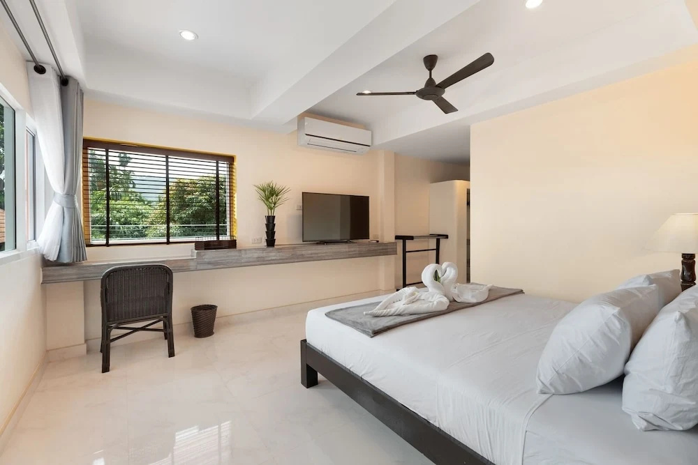 2 Bedrooms Standard Family room with balcony