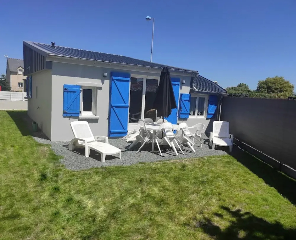 Bungalow in Gouville-sur-mer Near Beach