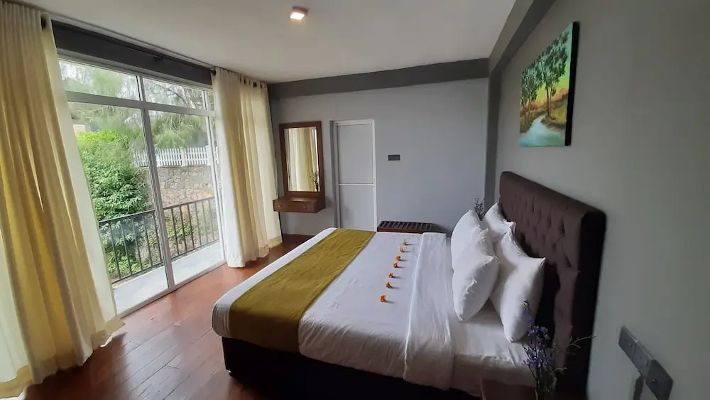 Deluxe Double room with balcony and with mountain view (full double bed)