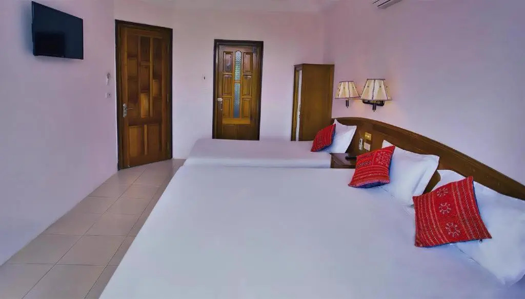 Standard Triple room with lake view