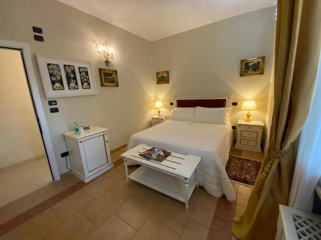 Classic Double room (full double bed)