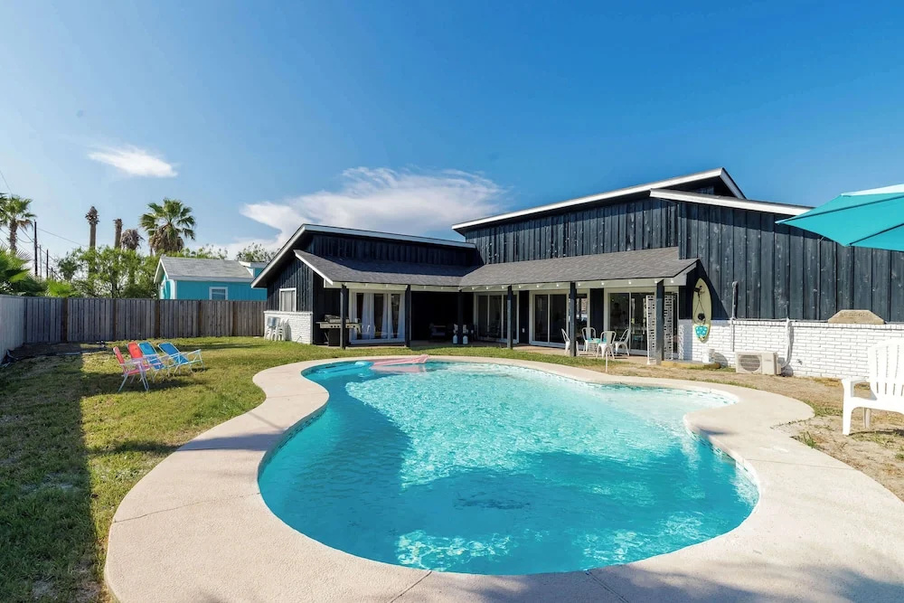 Stylish 3 Bedroom Pool Pets Sleeps 10