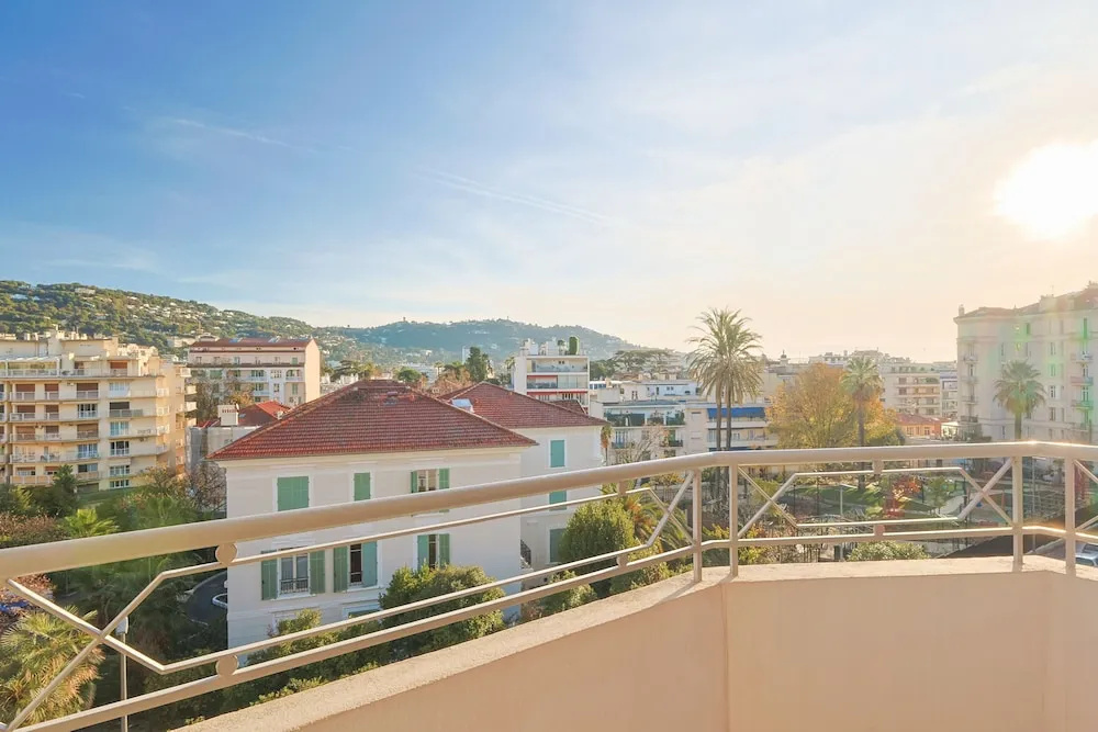 325 L Alba in Cannes