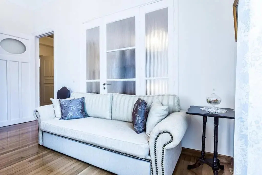 Neoclassical apartment with 3 bedrooms in Piraeus - фото 2