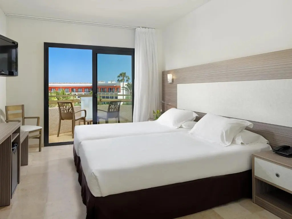 Double room with pool view (full double bed)