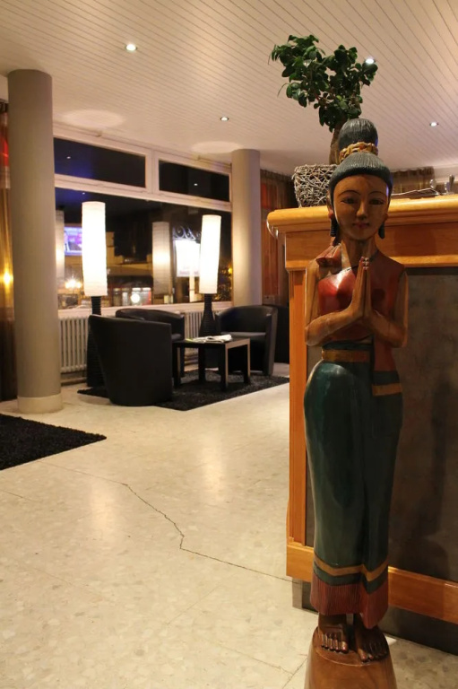Lobby & Reception