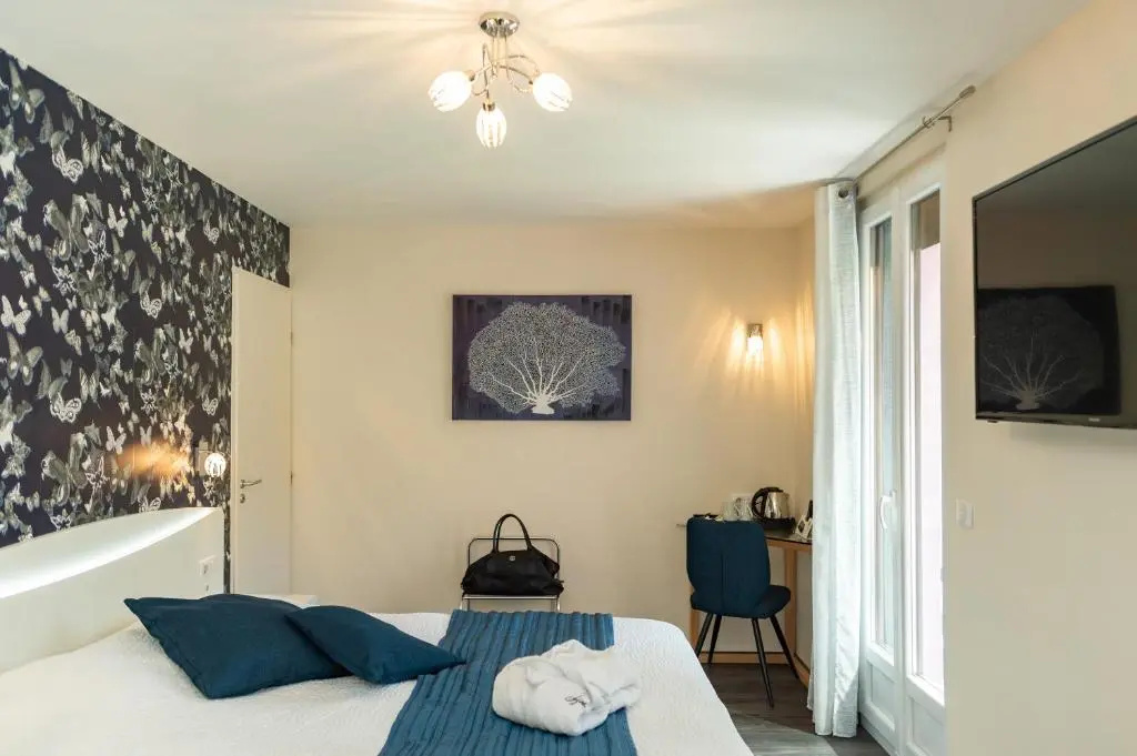 Standard Double room with garden view (full double bed)