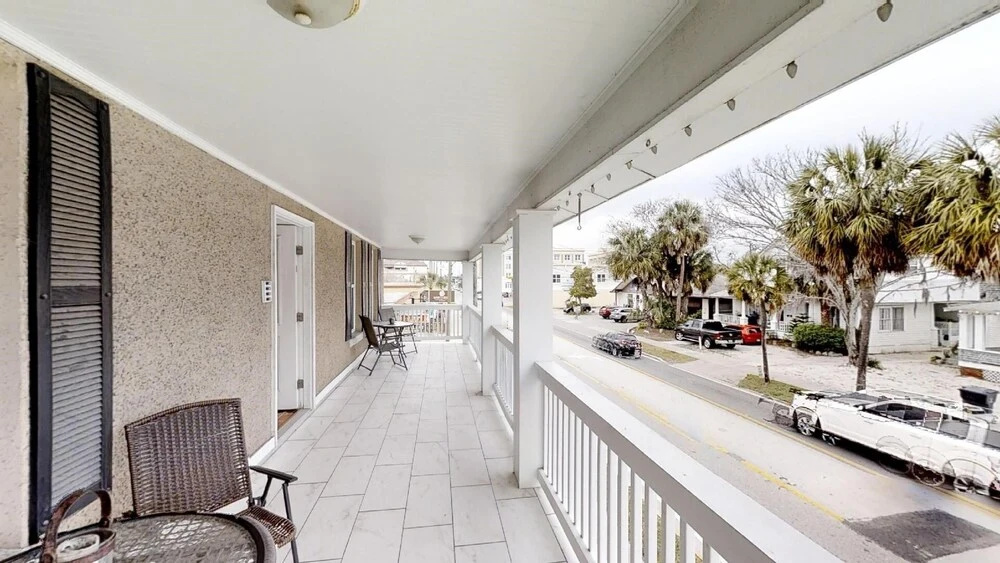 King Street 1 bedroom suite walk to Historic Downtown apts