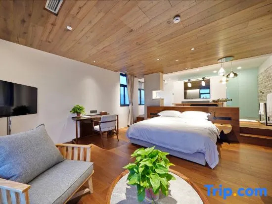 Standard Double room with balcony and with lake view (full double bed)
