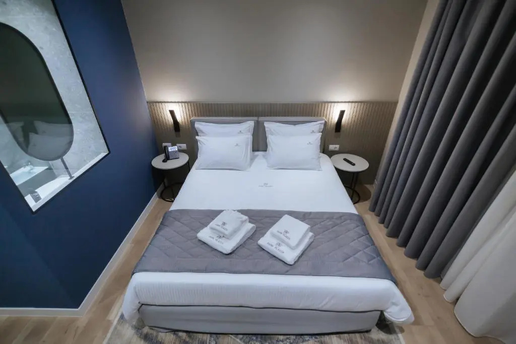 Deluxe Double room (full double bed)