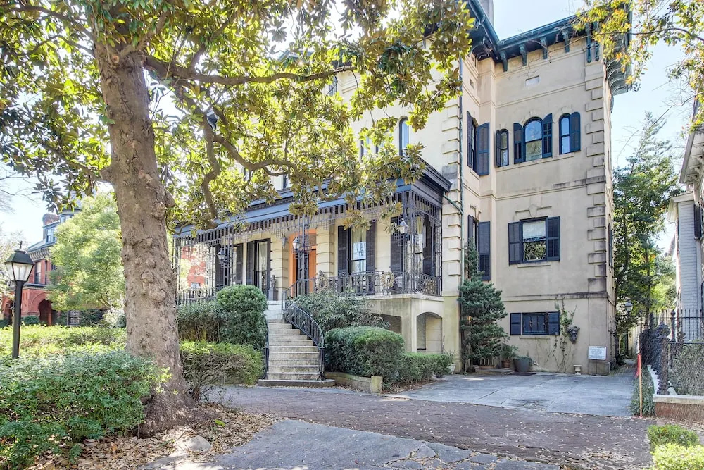 Downtown Savannah Apartment, Walk to Forsyth Park!