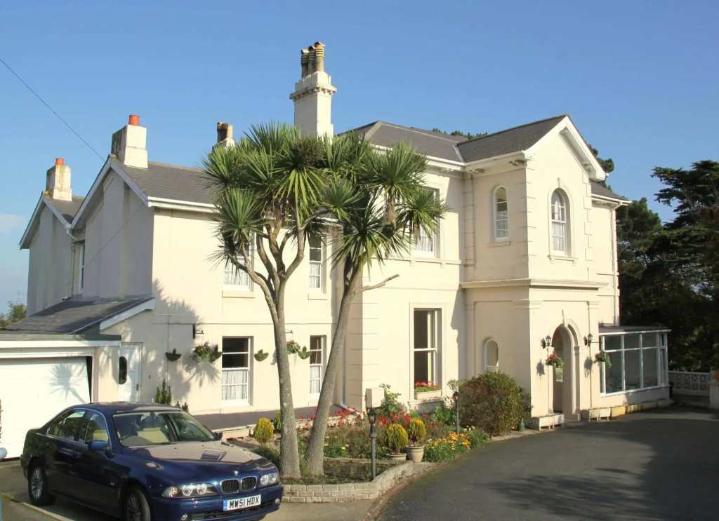 Muntham Holiday Apartments & Town House