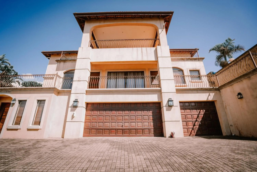 6 Bedroom Tuscan Styled Home in Umdloti Beach