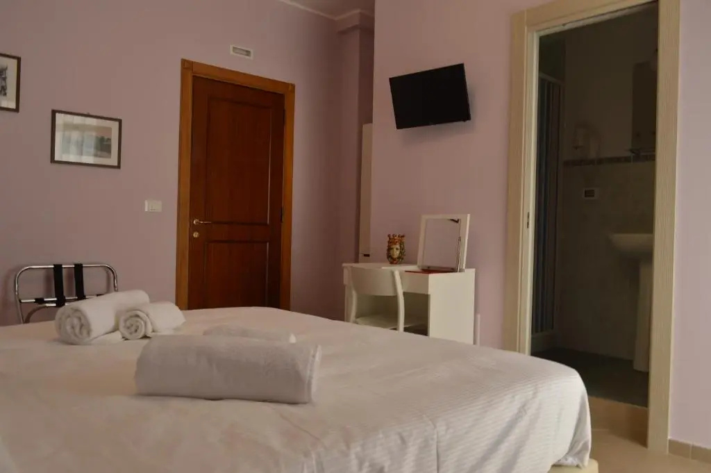 Deluxe Double room (full double bed)