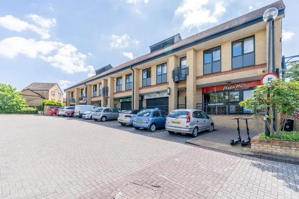 MK City Center House, perfect for FAMILIES, GROUPS, free parking, Sky TV, Desk space managed by CHIQUE PROPERTIES LTD