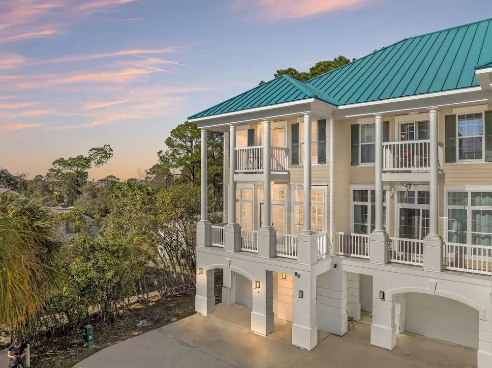 Sailors Cove: 5-bedroom, 4.5 Baths, Sleeps 12! Steps Away From the Beach!