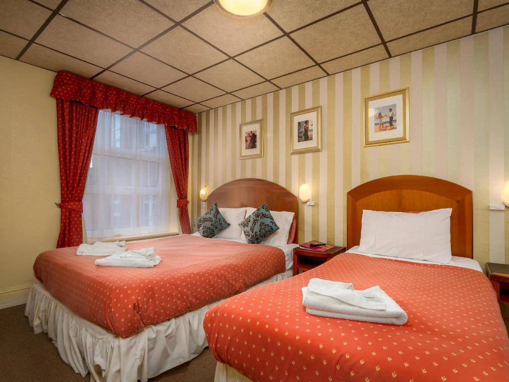 Standard Triple room