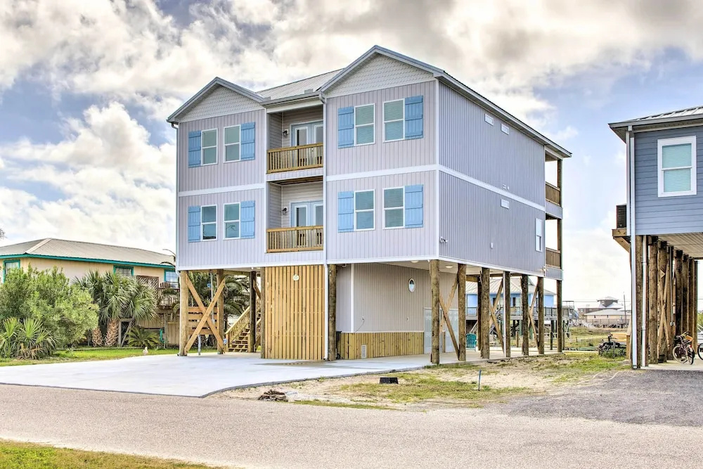 Luxe Stilted Home w/ Kayaks: Walk to Beach