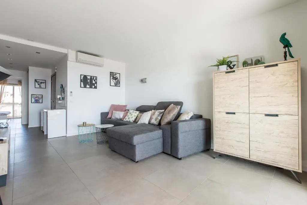 Voir la photo 1 — Admire Panoramic Ocean Views Through Walls of Windows