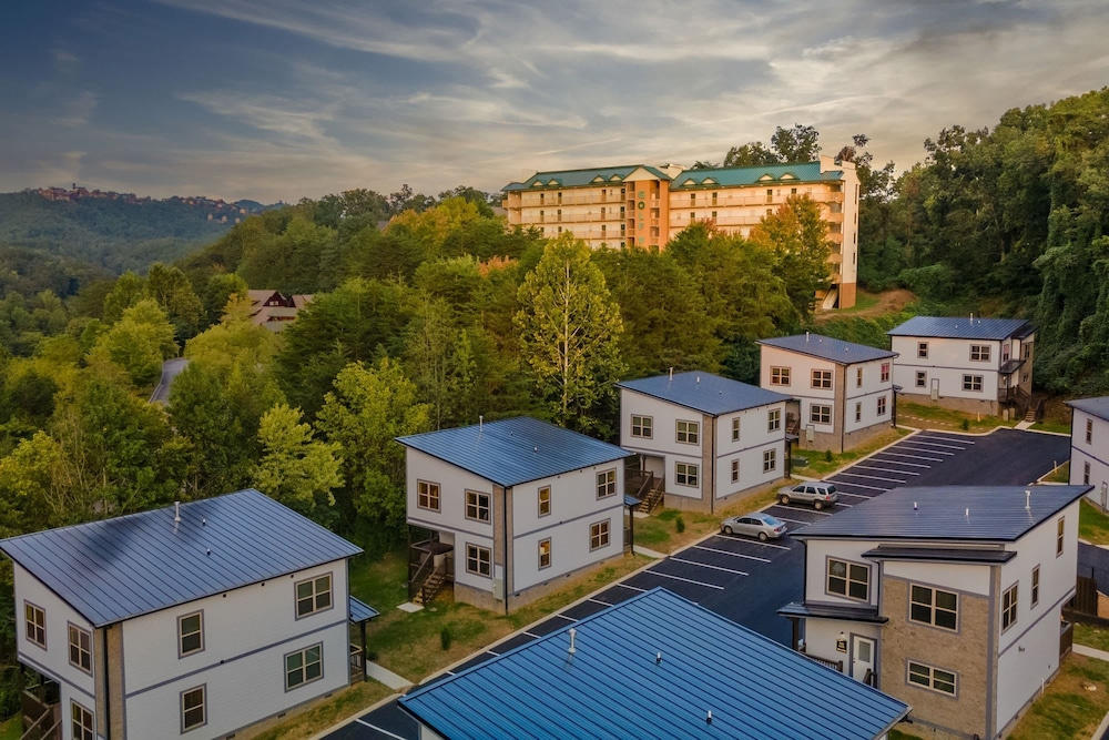 Stylish New 5BR 4BA Cabin Steps From Dollywood