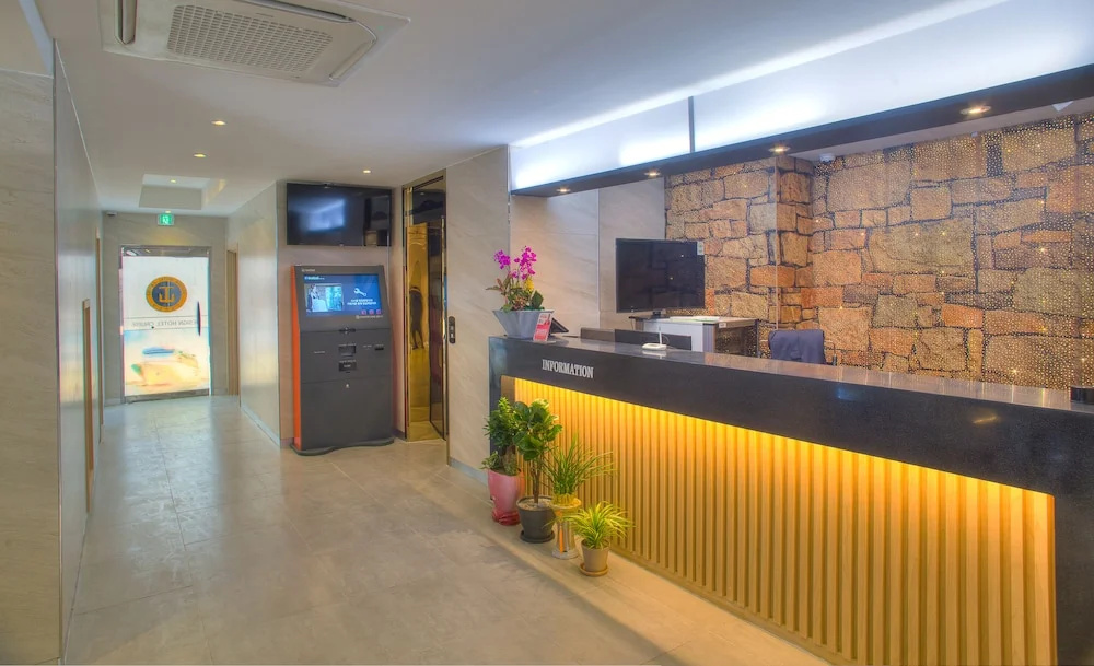 Lobby & Reception