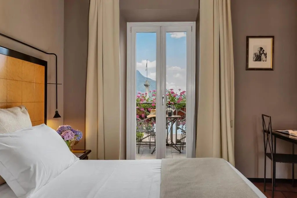Deluxe Double room with balcony and with lake view (full double bed)