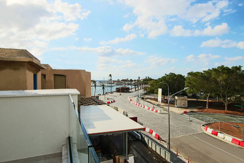 Phaedrus Living: Executive Harbour Suites 203