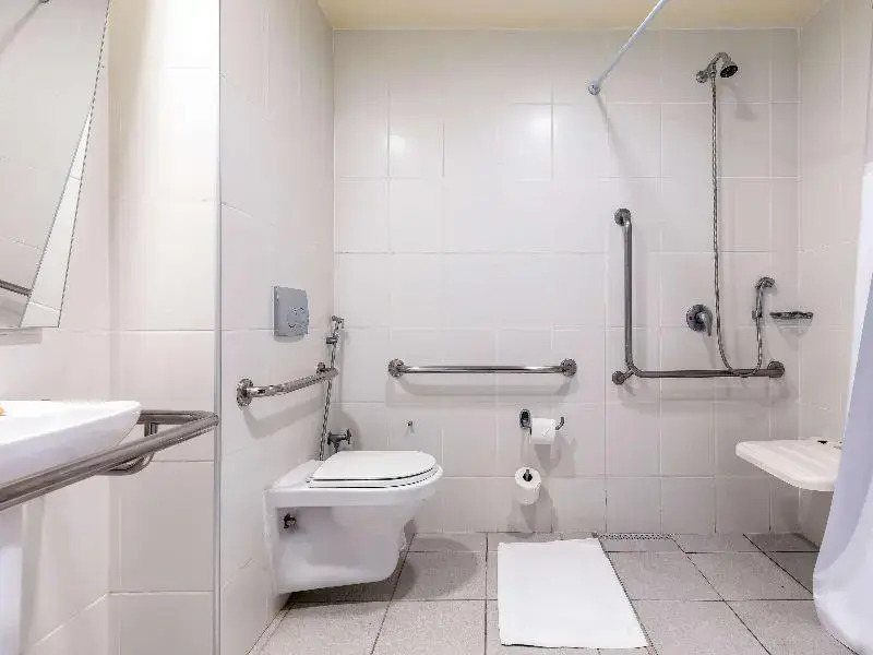 Трёхместные апартаменты двуспальная кровать в ibis budget BH Afonso Pena Savassi