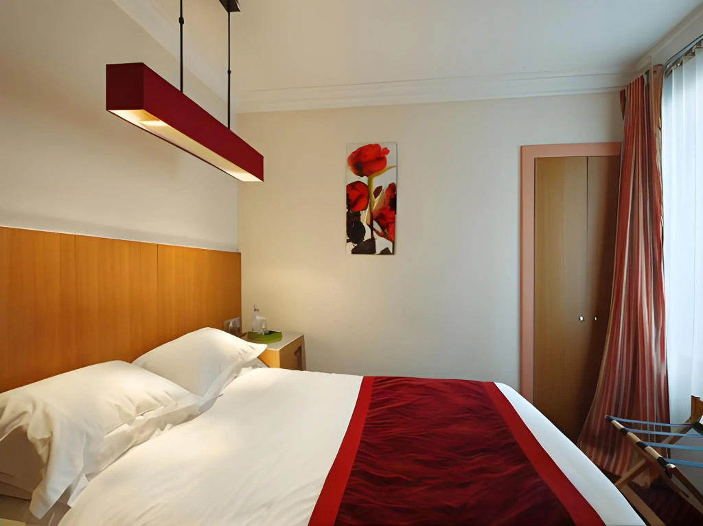 Отель Hôtel Westside Arc de Triomphe в Париже