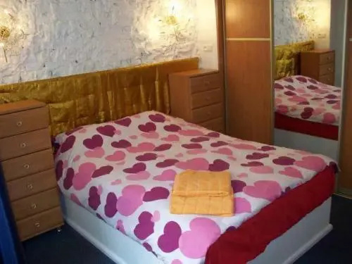 5 Bedrooms Apartment
