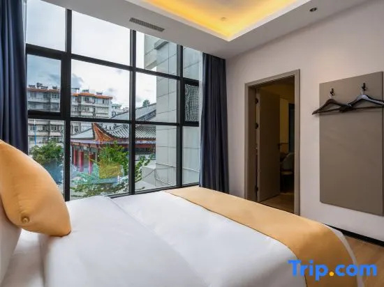 2 Bedrooms Standard Family room