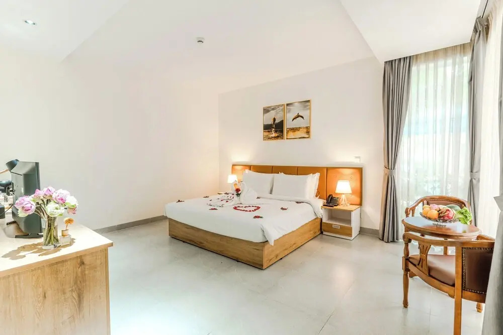 Двухместная вилла с видом на бассейн двуспальная кровать в Sea Breeze Hotel & Villa
