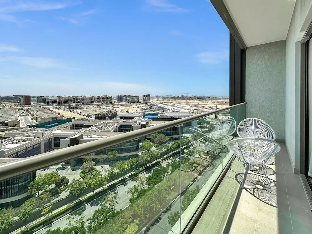 Luxury StayCation - Elegant Apartment With Balcony and Large Pool
