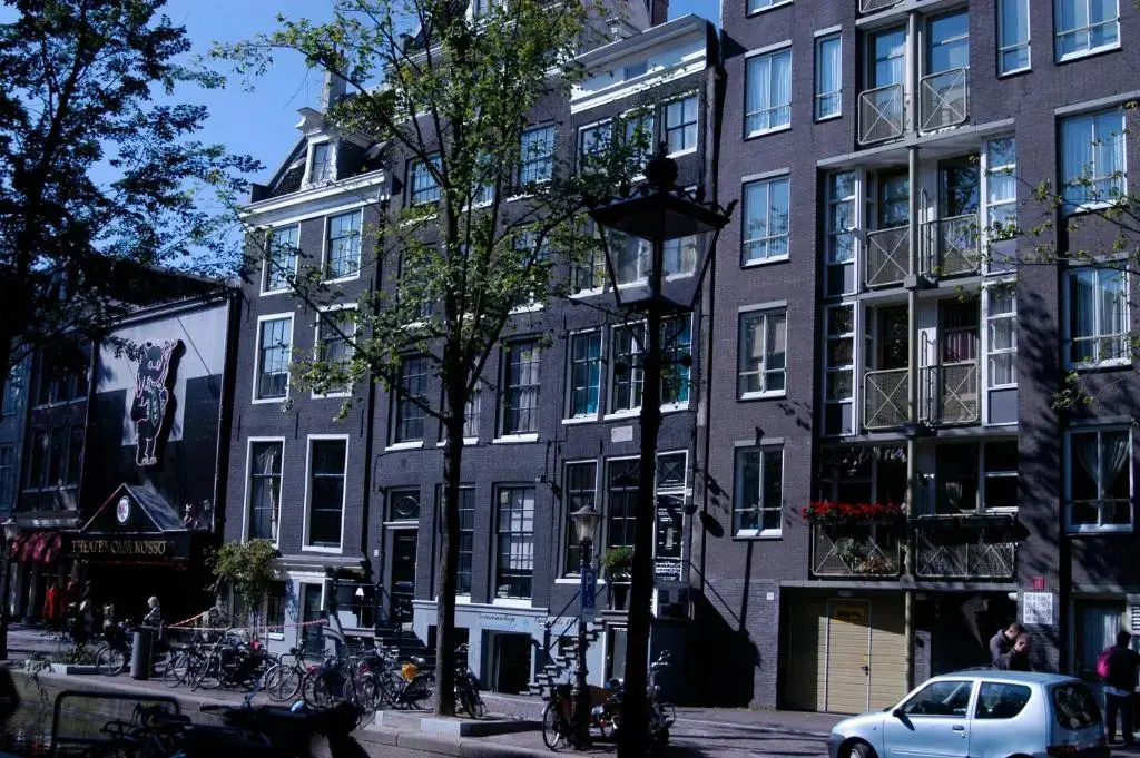 Hotel 83